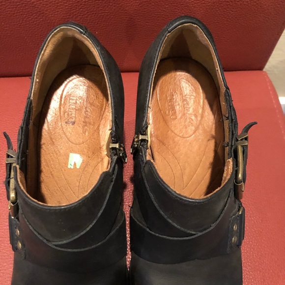 EUC CLARKS BLACK LEATHER BOOTIES - Picture 5 of 8